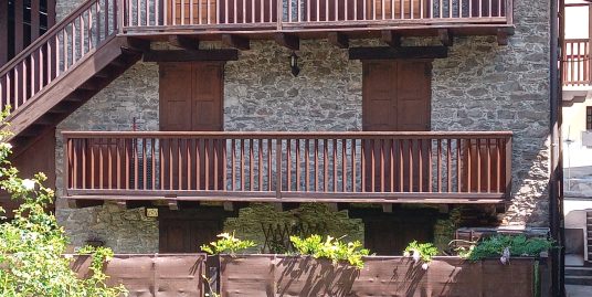 Nel cuore del centro storico confortevole mansarda con balcone.