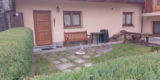 Nel cuore di borgo caratteristico, confortevole bilocale con giardino.
