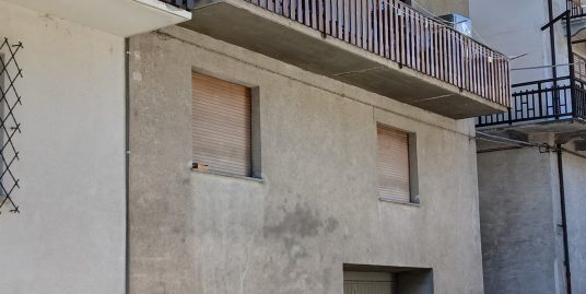 Nel cuore del borgo spazioso trilocale da riattare